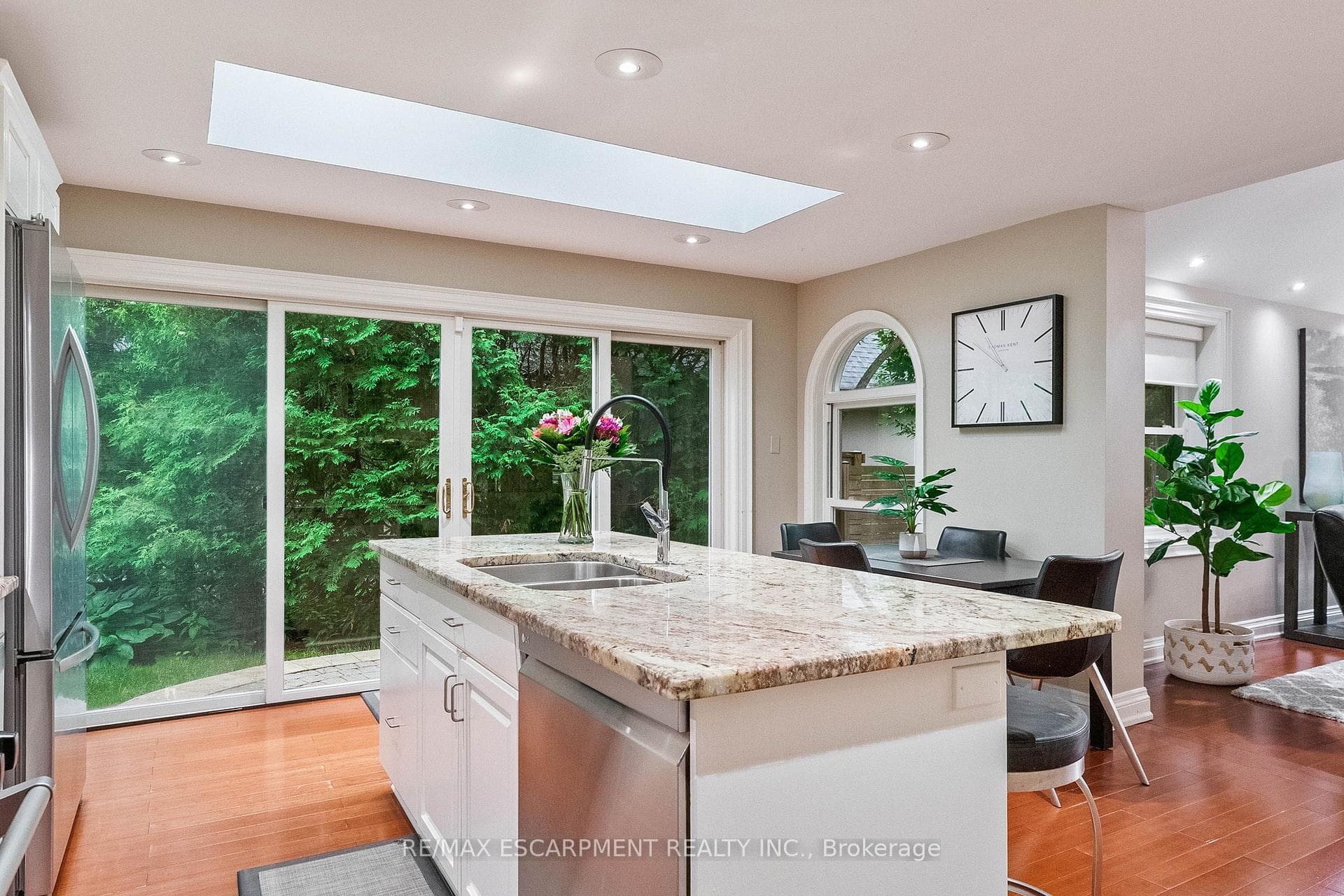 615 VANESSA Crescent photo 13