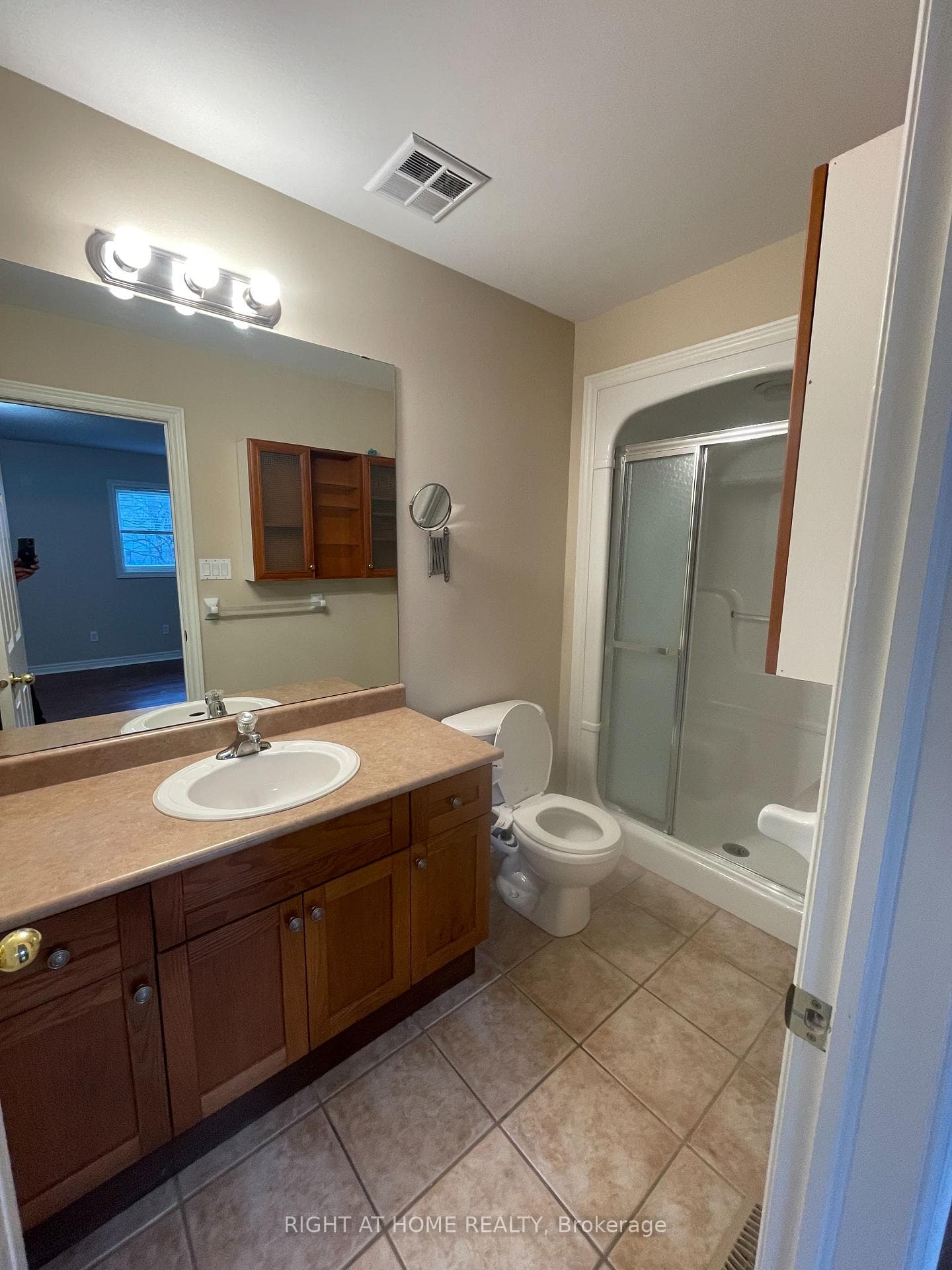 2090 English Crescent photo 9