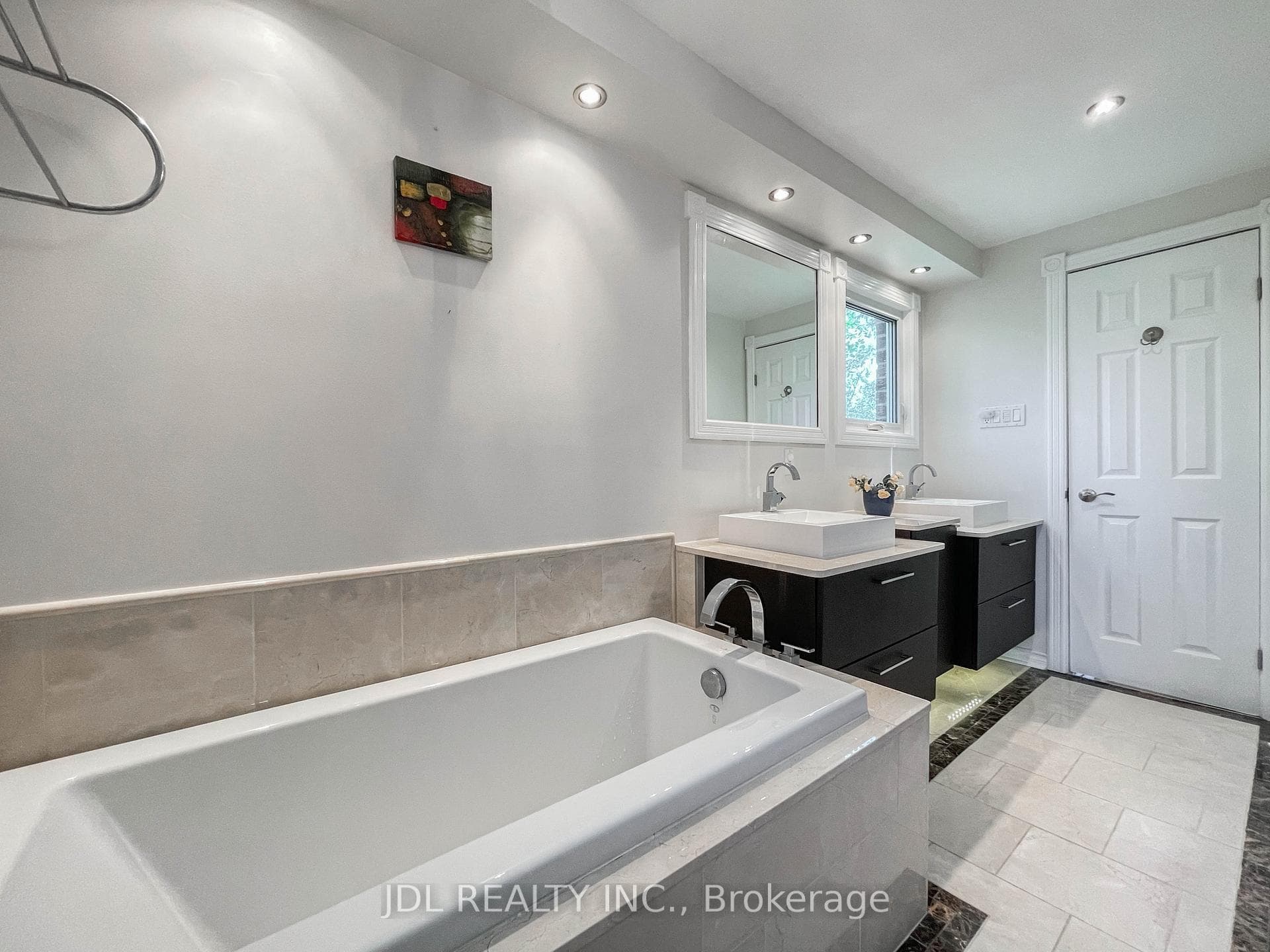 126 Weir Crescent photo 36