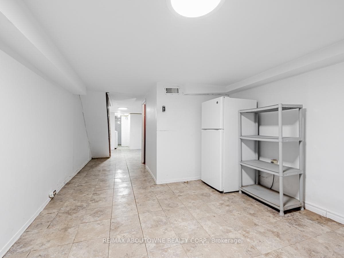 169 Lappin Avenue photo 27