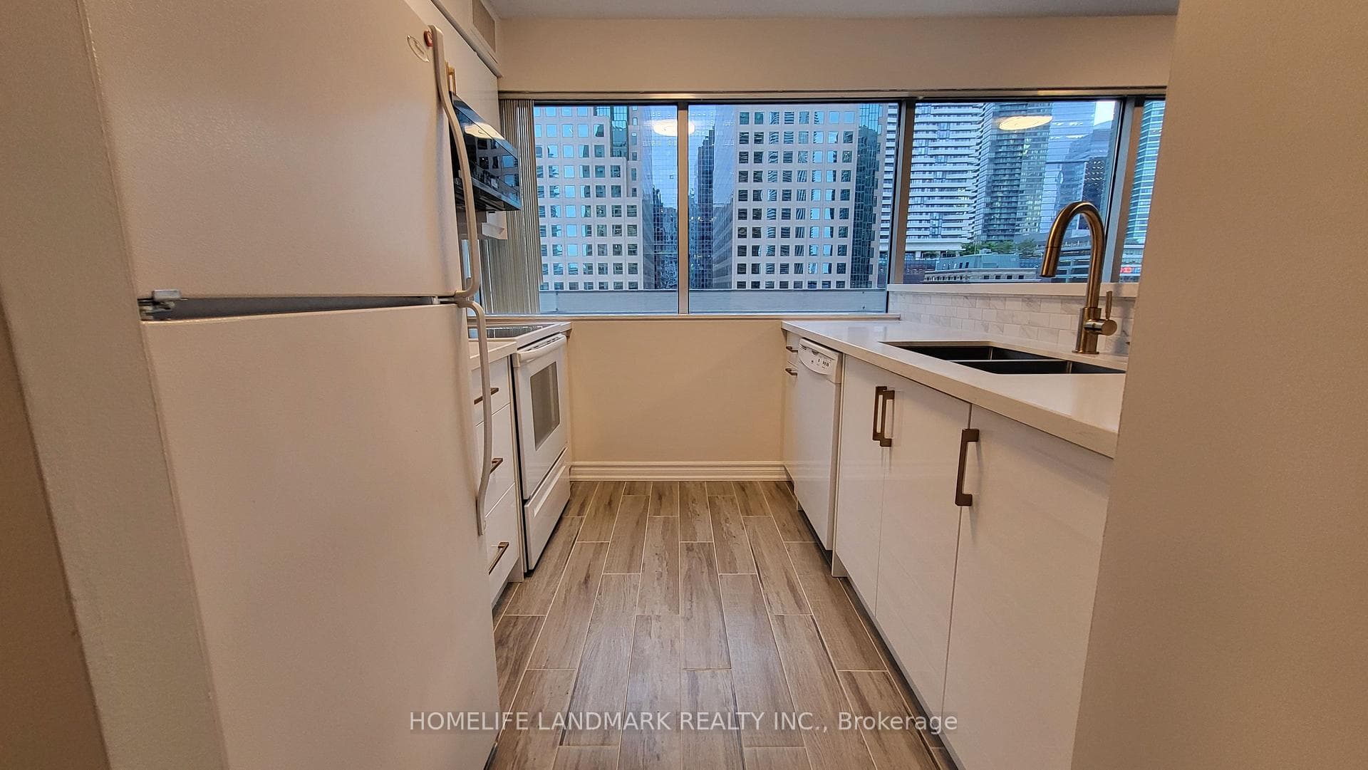 10 Queens Quay Unit 611 photo 4