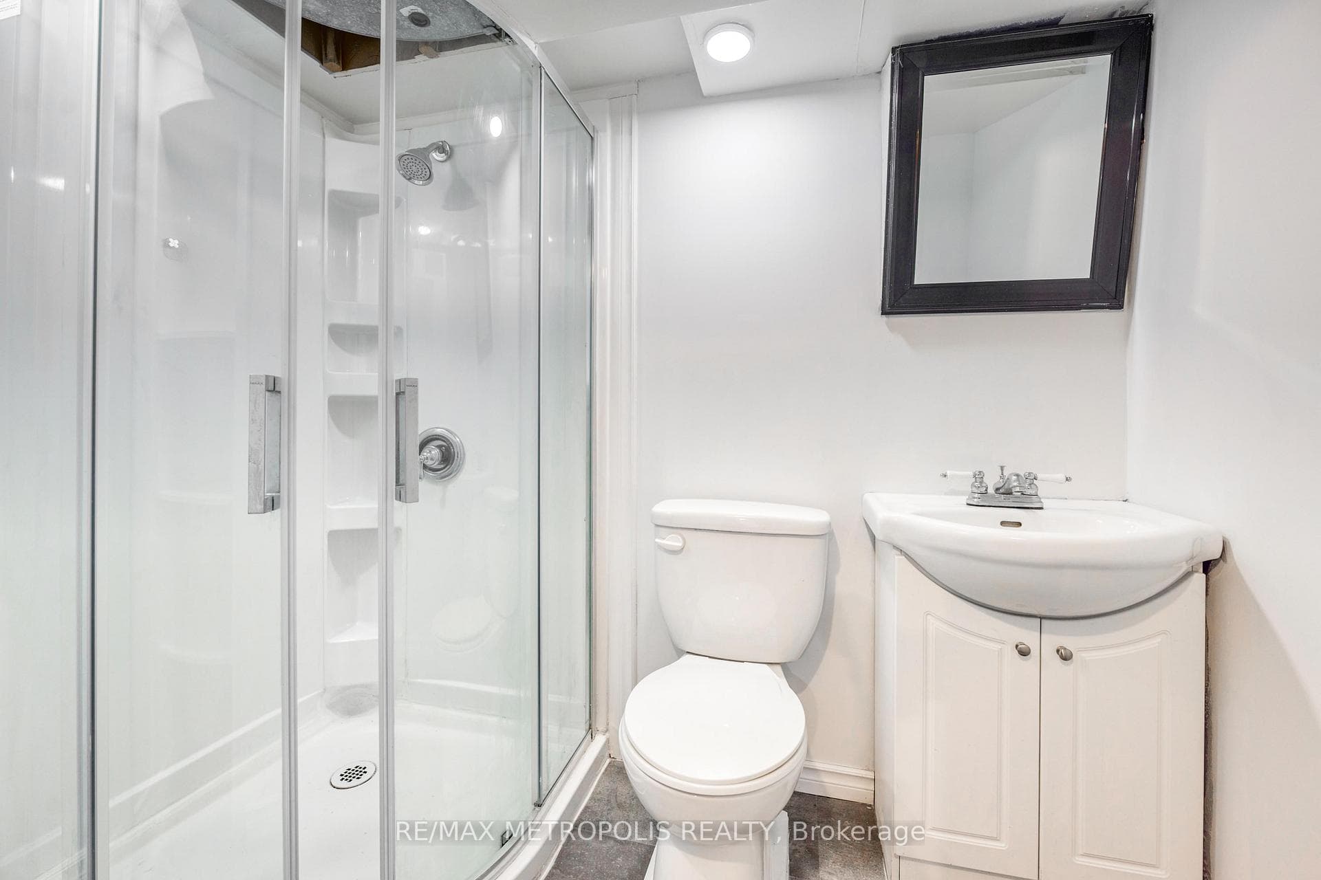 834 Lanark Crescent photo 23