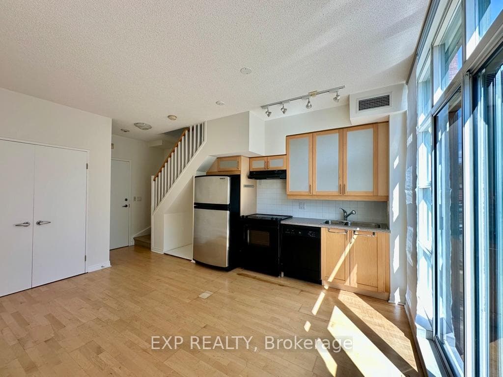 901 Queen Street Unit 201 photo 6
