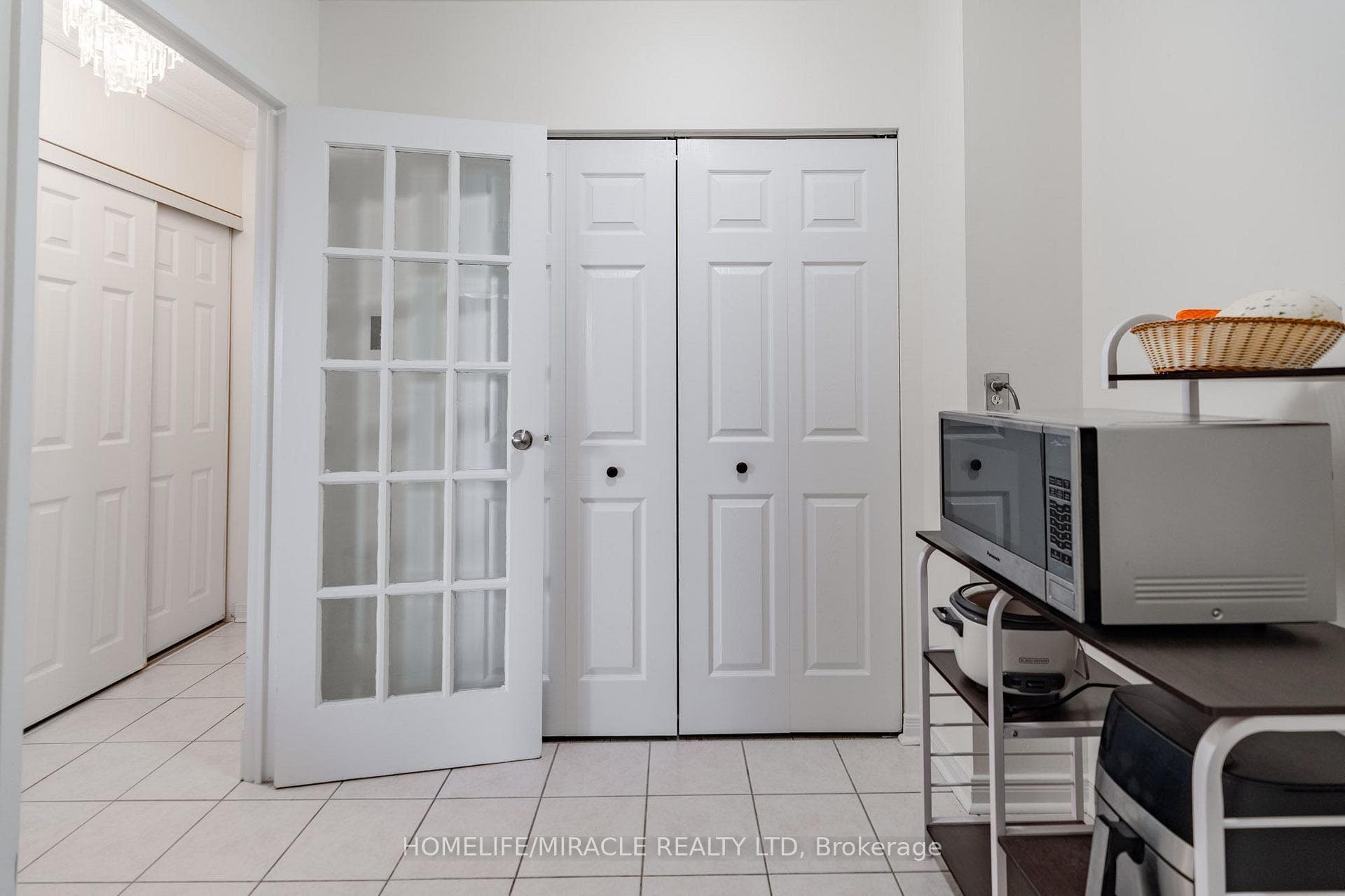 3025 Queen Frederica Drive Unit 807 photo 8