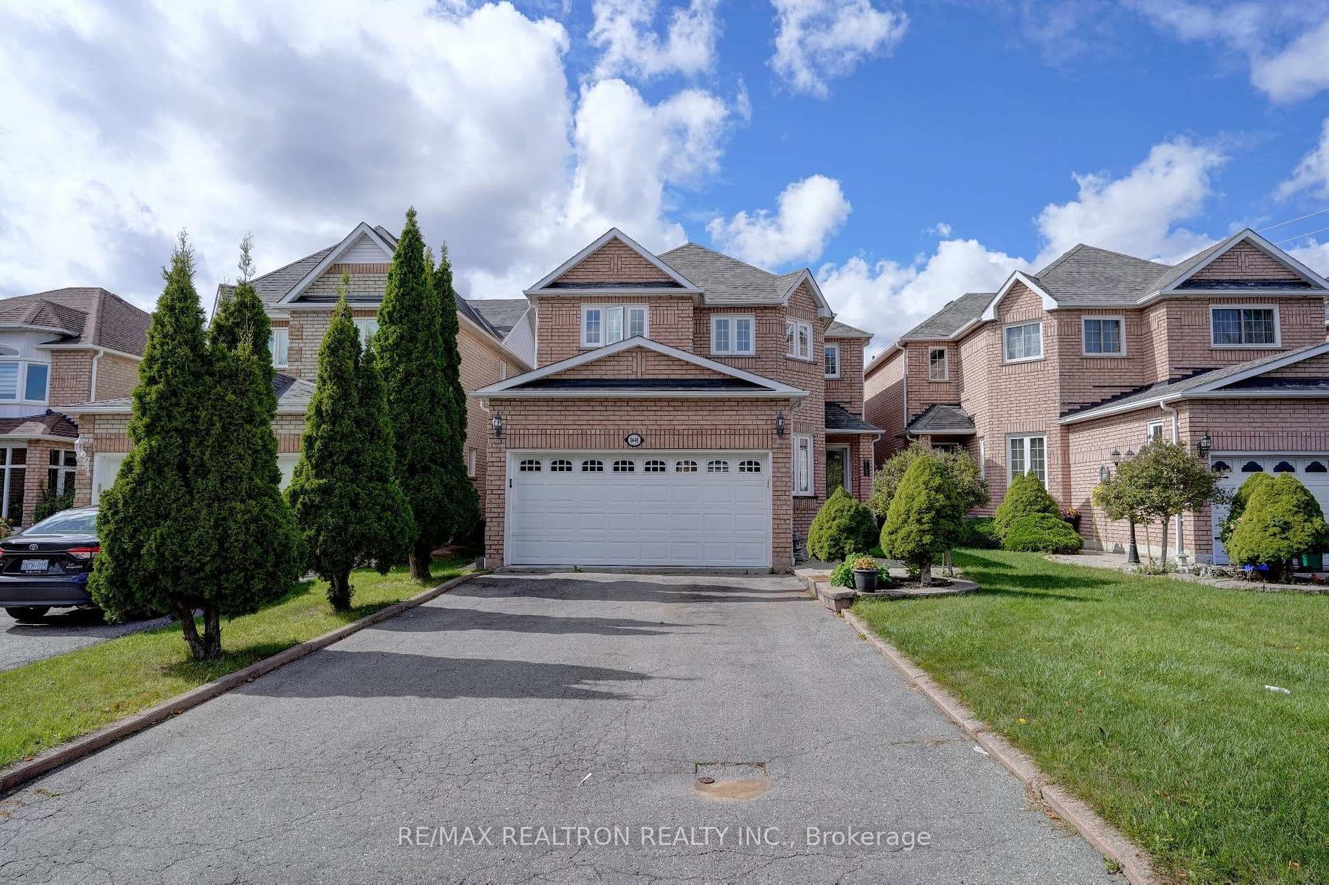 1448 Sandhurst Crescent photo 1