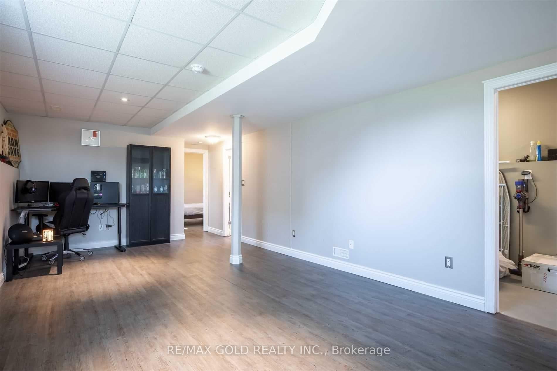 11 Rose Avenue photo 28