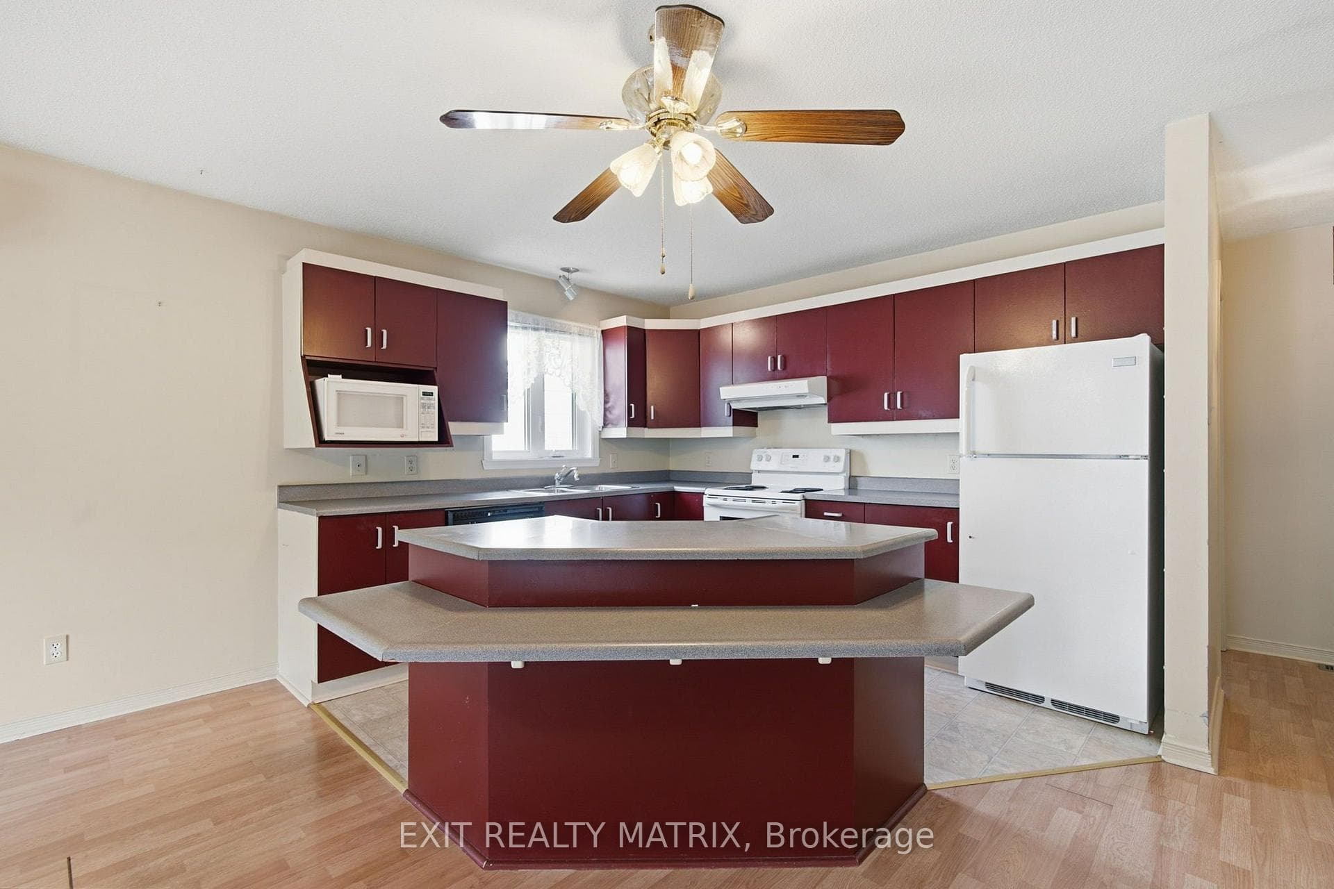 671 Berthiaume Street photo 10