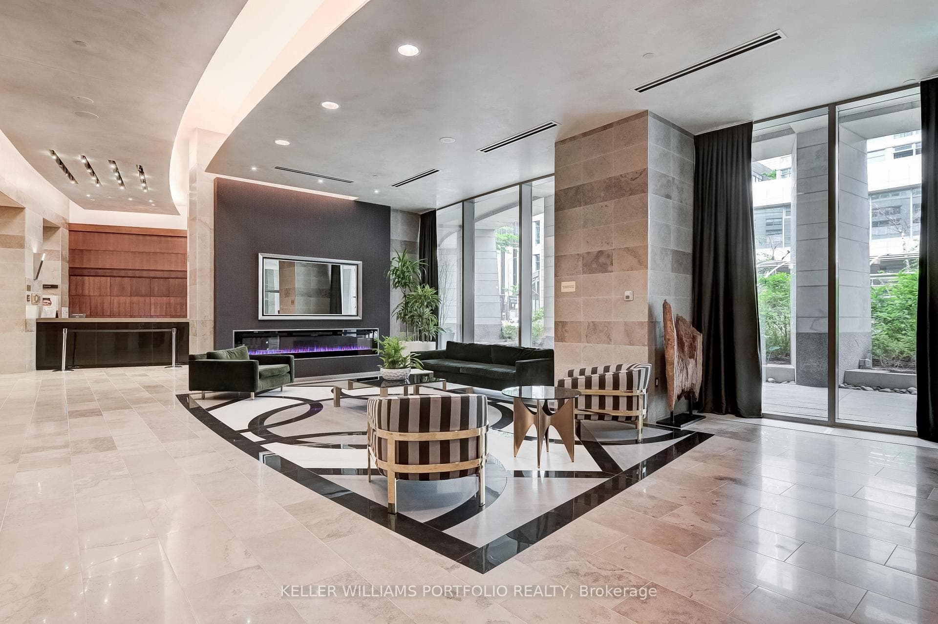 2181 Yonge Street Unit 709 photo 2