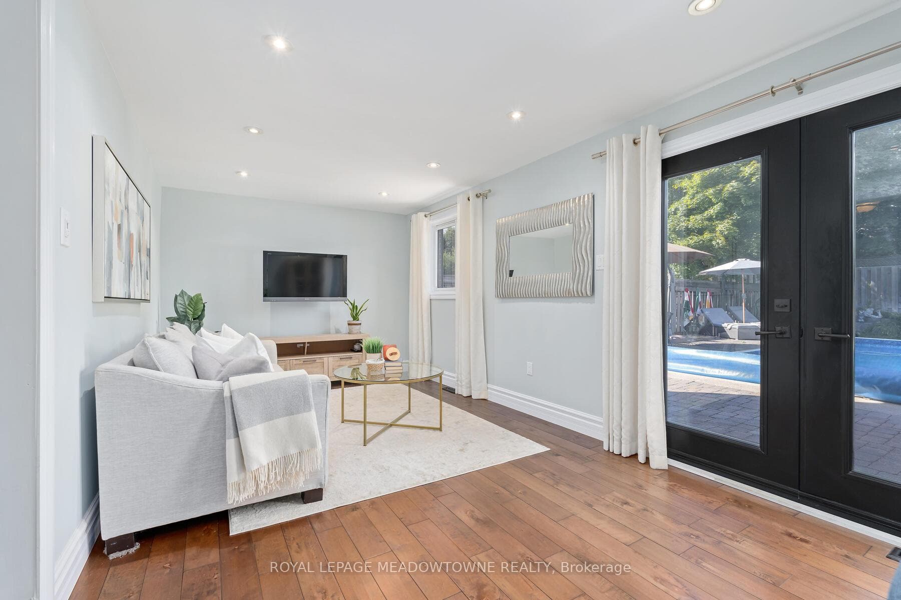 113 Irwin Crescent photo 8