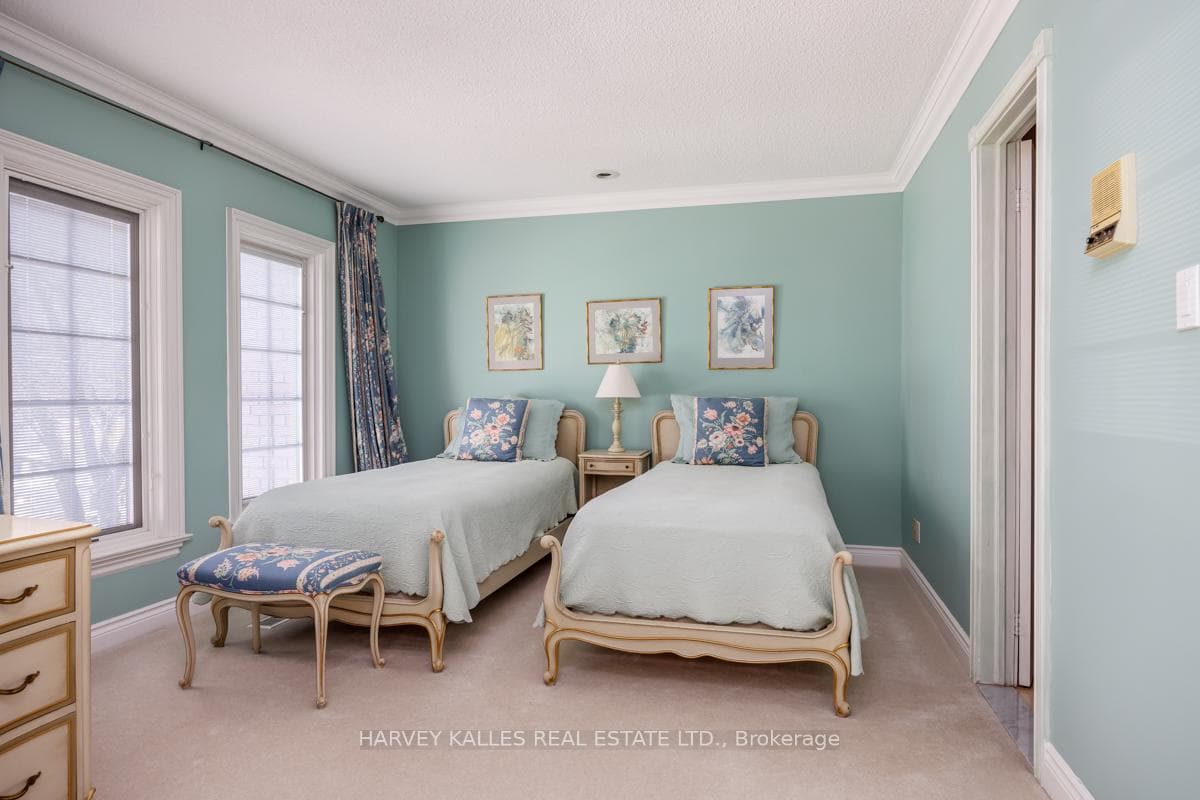 1374 Avenue Road photo 15