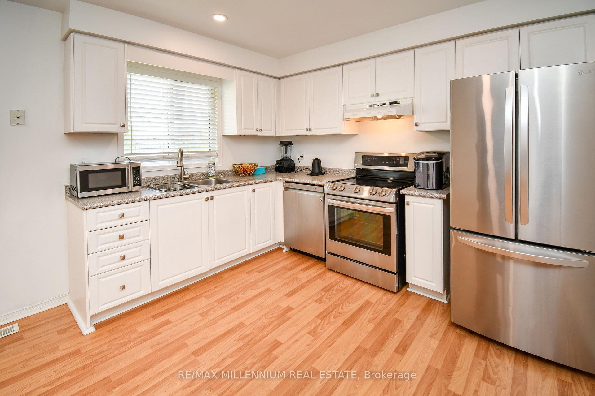 85 Downing Crescent photo 12
