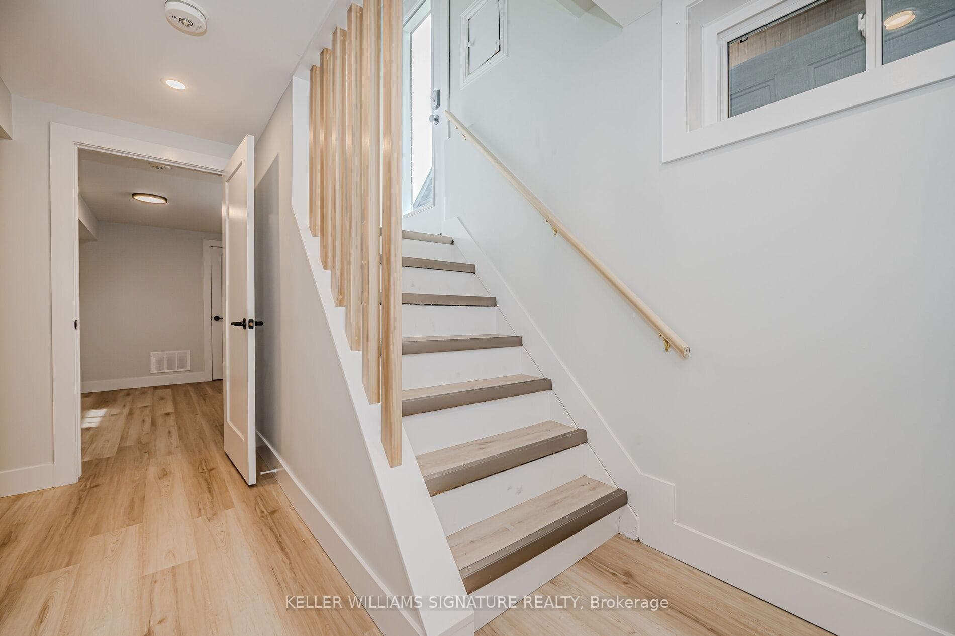 38 Endfield Avenue Unit Lower photo 4