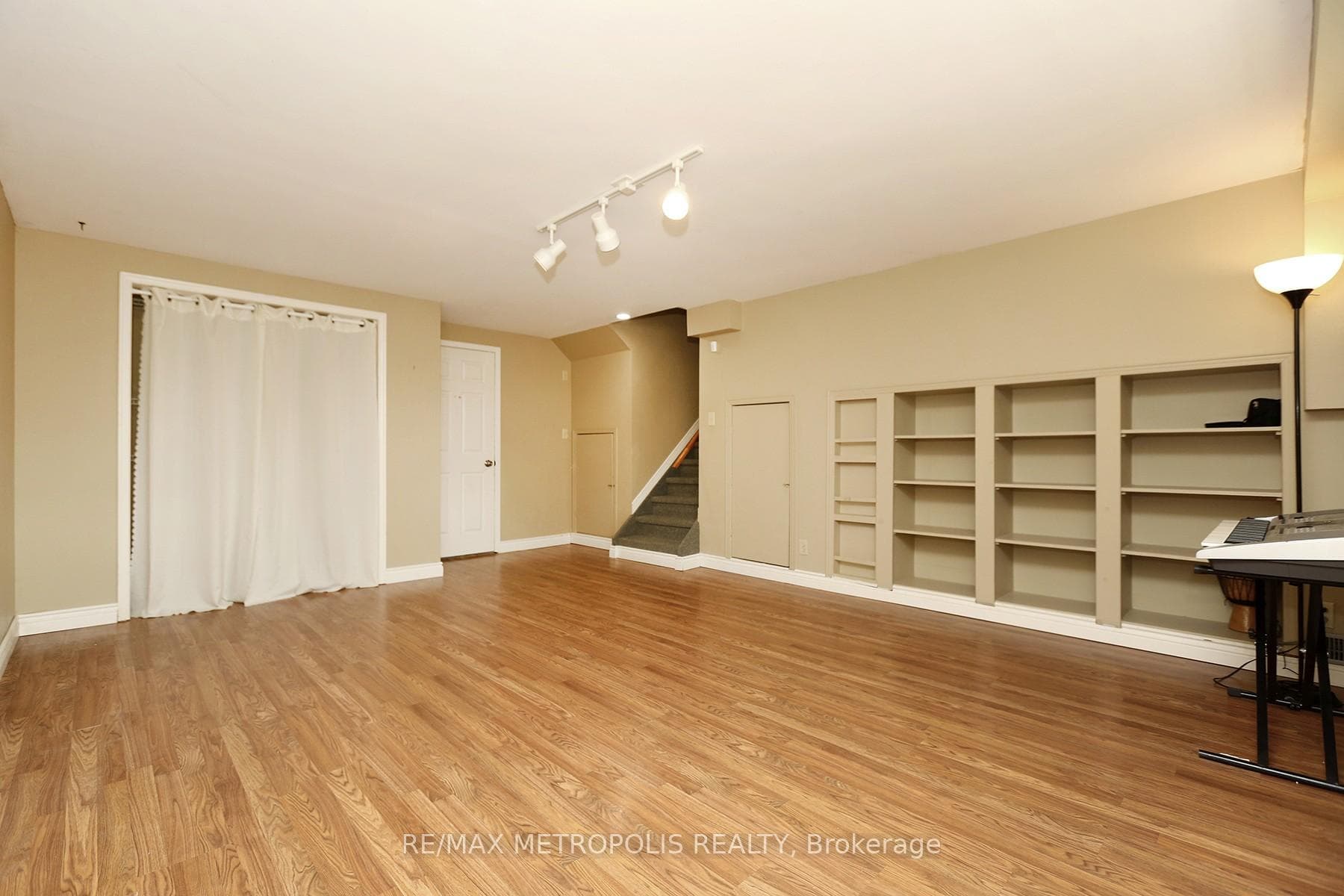 812 Cataraqui Woods Drive photo 35