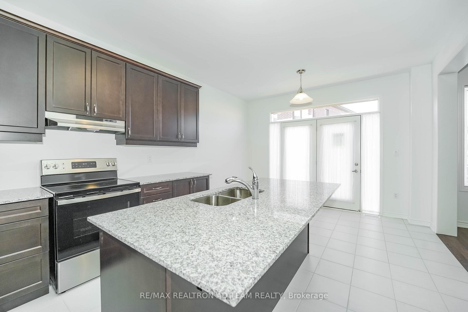 2882 Foxden Square photo 9