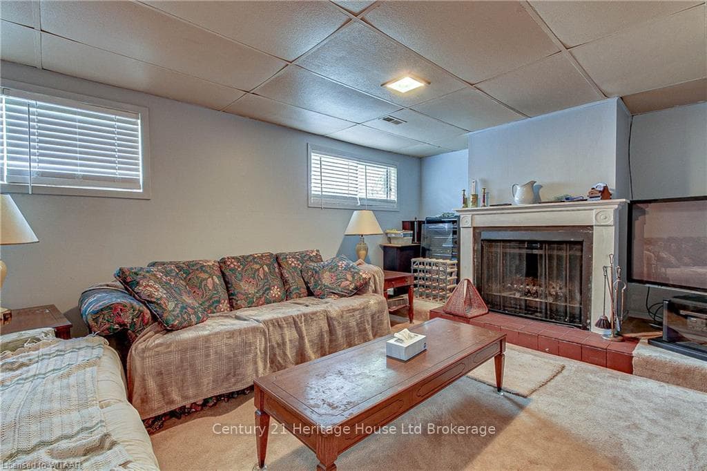 641 DURHAM Crescent photo 16