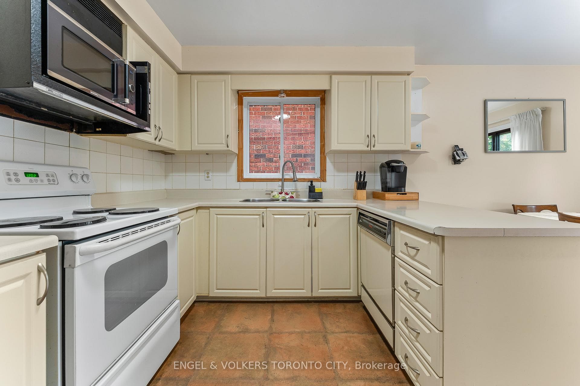 12 Millbank Court photo 16