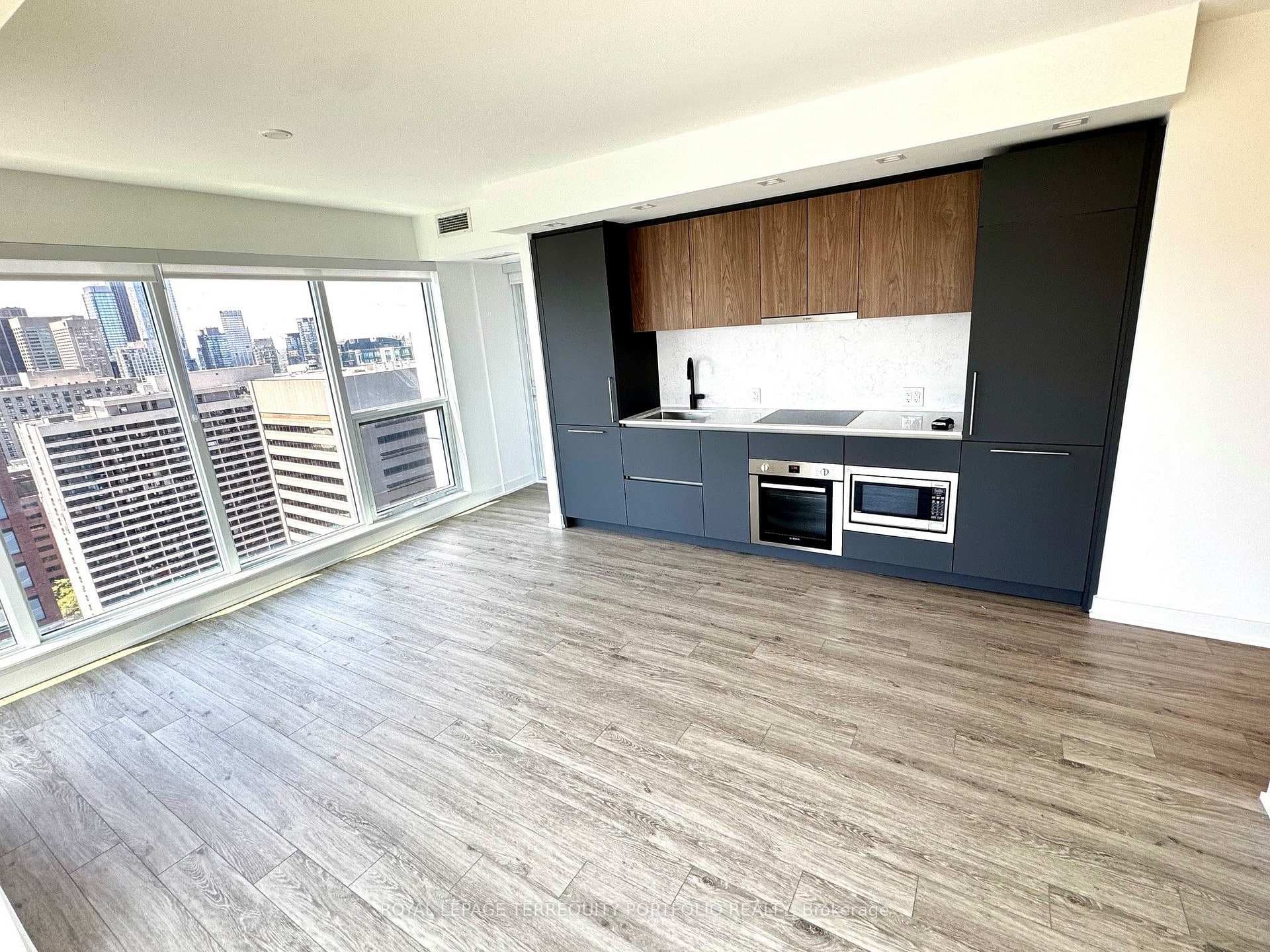 609 Sherbourne Street Unit 3102 photo 2
