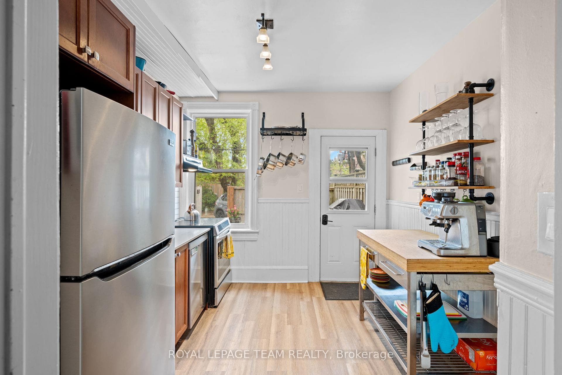 1022 Gladstone Avenue photo 11