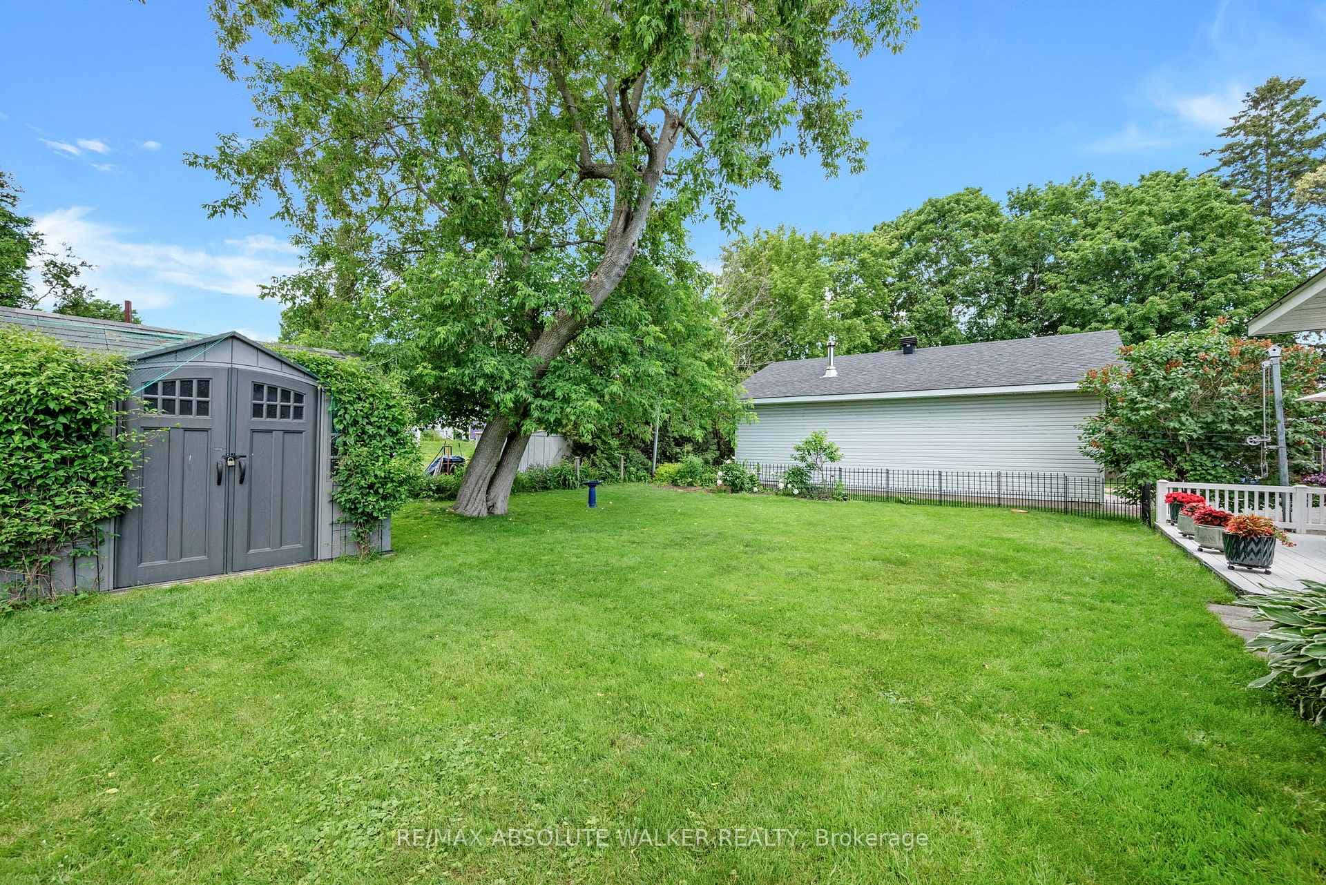 652 Henry Street photo 38