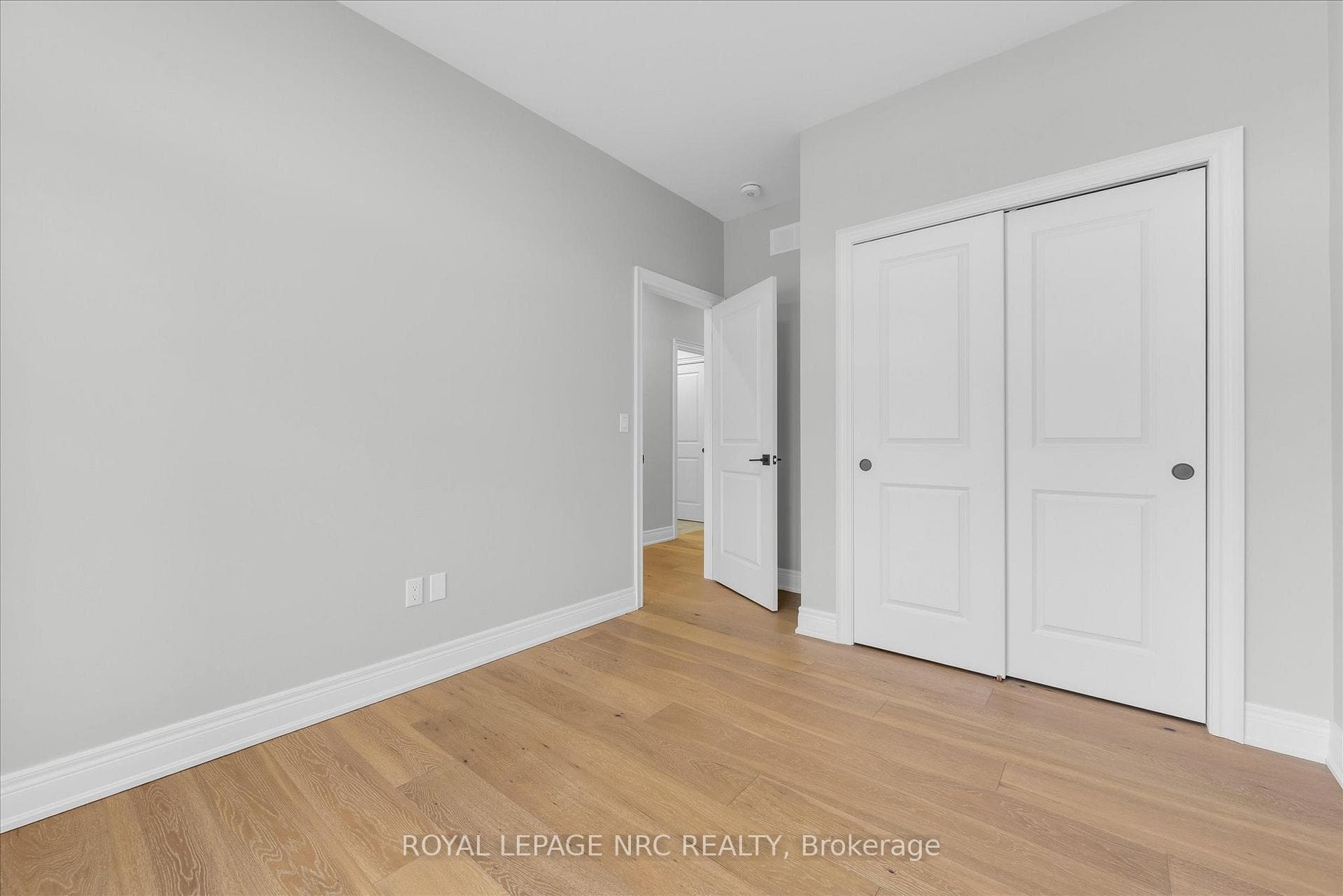 736 Clarence Street photo 20
