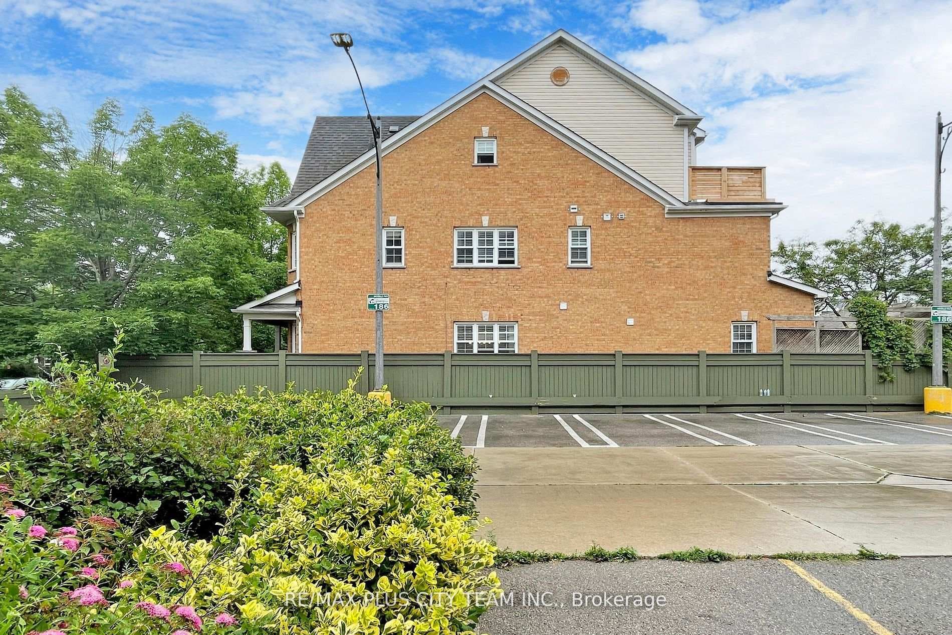 112 Sarah Ashbridge Avenue photo 38