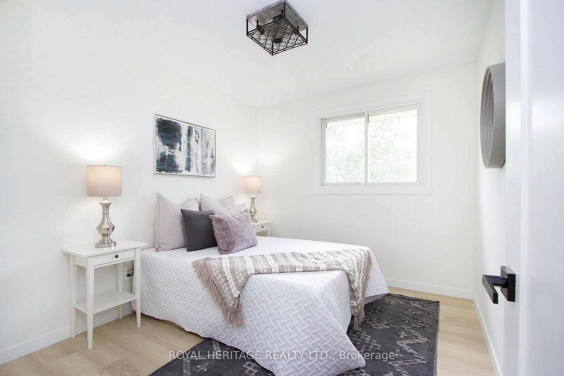 689 Cedarvale Crescent photo 14