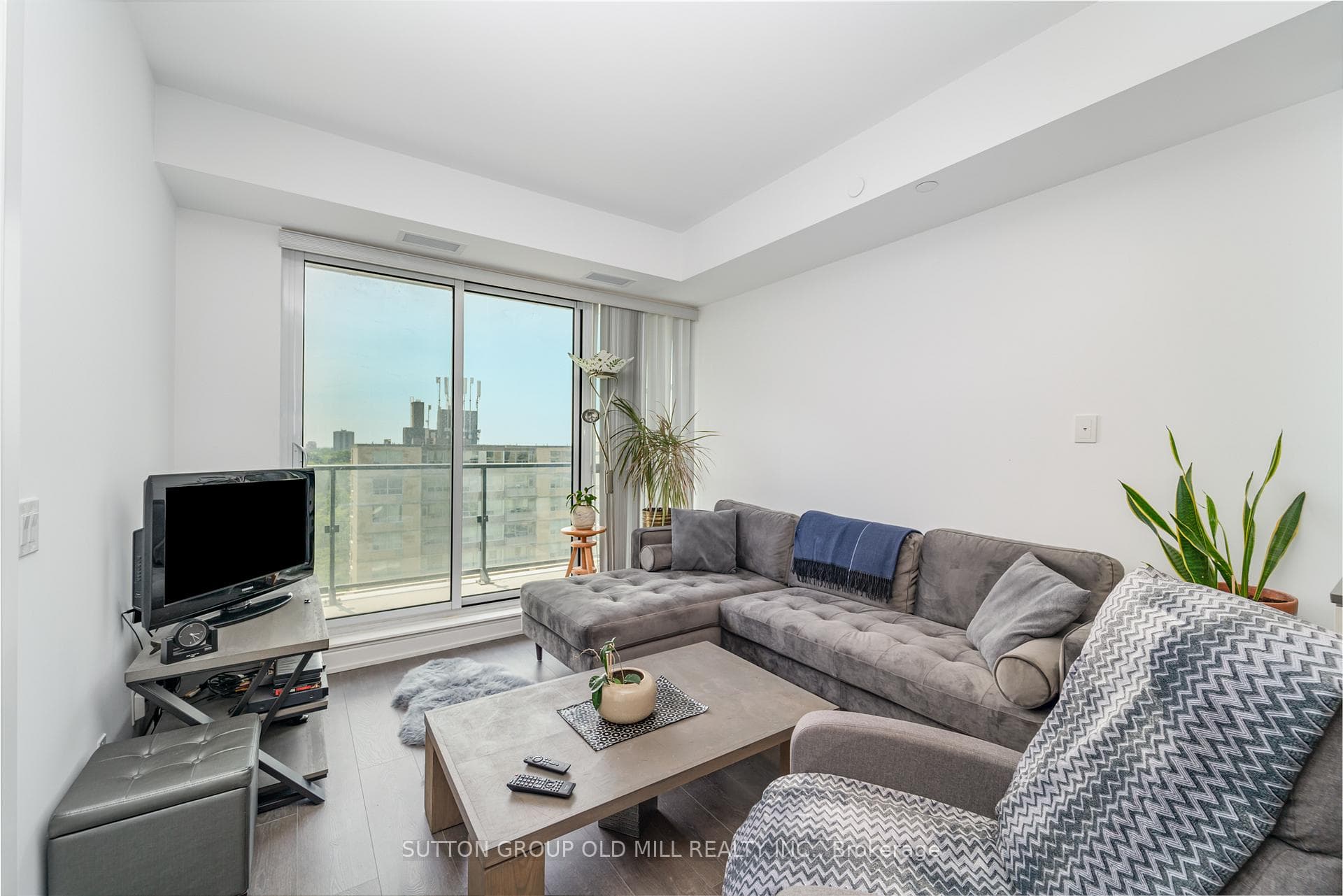 609 Avenue Road Unit 1108 photo 3