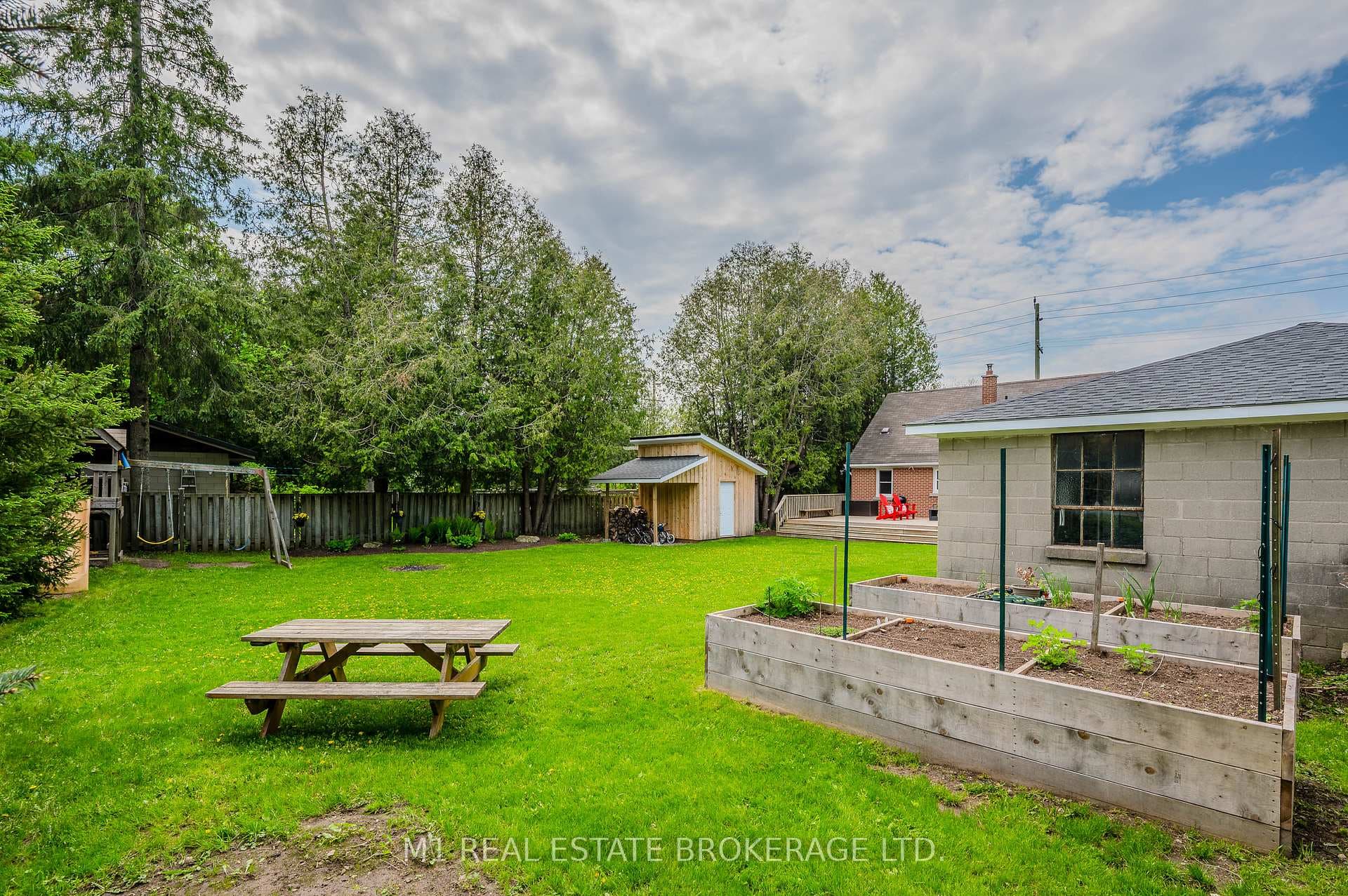 411 Wilson Street photo 40