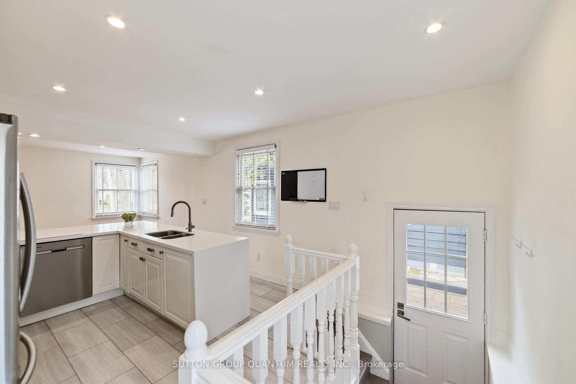 407 Queen Mary Drive photo 22
