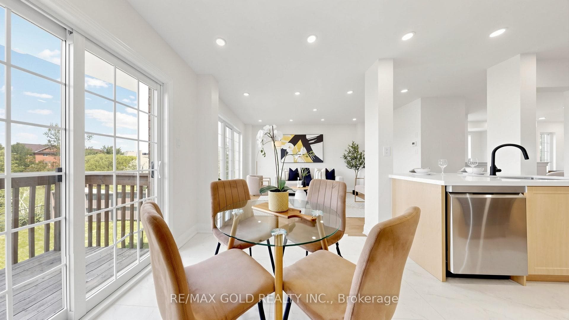 9 Edgewater Court photo 19