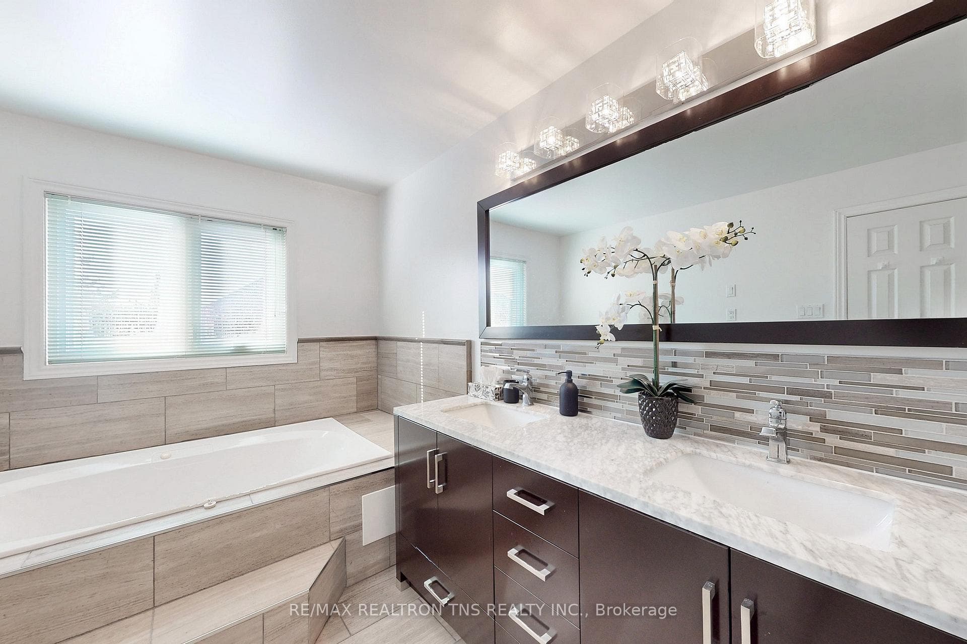 119 Golden Tulip Crescent photo 28