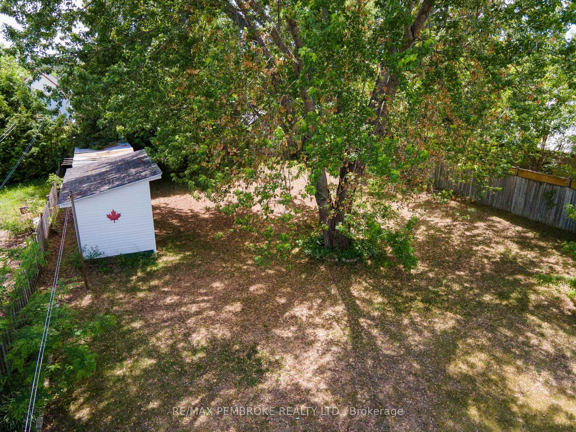 566 Perth Street photo 10