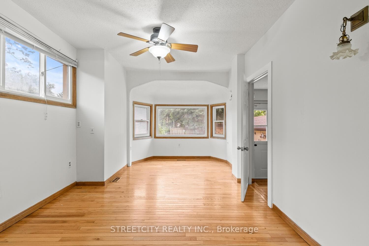 1235 King Street photo 10