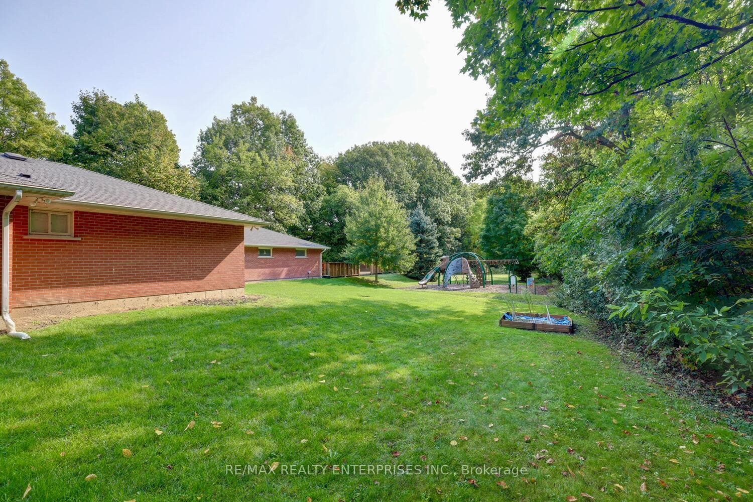 1751 Queen Street photo 30