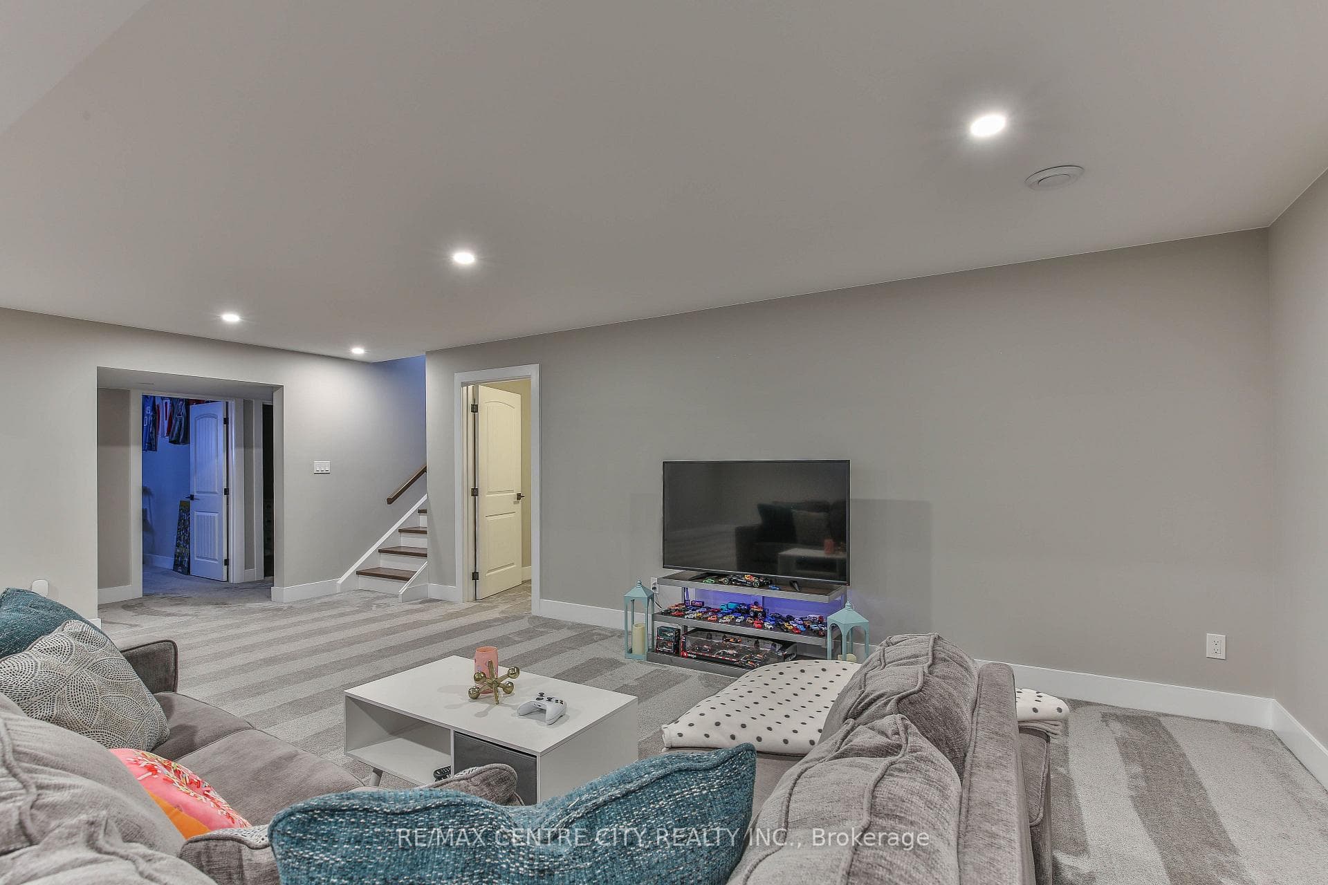 51211 Clinton Street photo 33