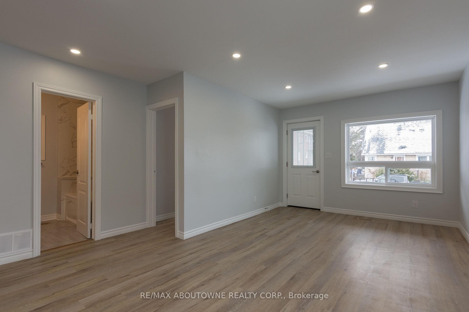 554 Mary Street Unit Main photo 3