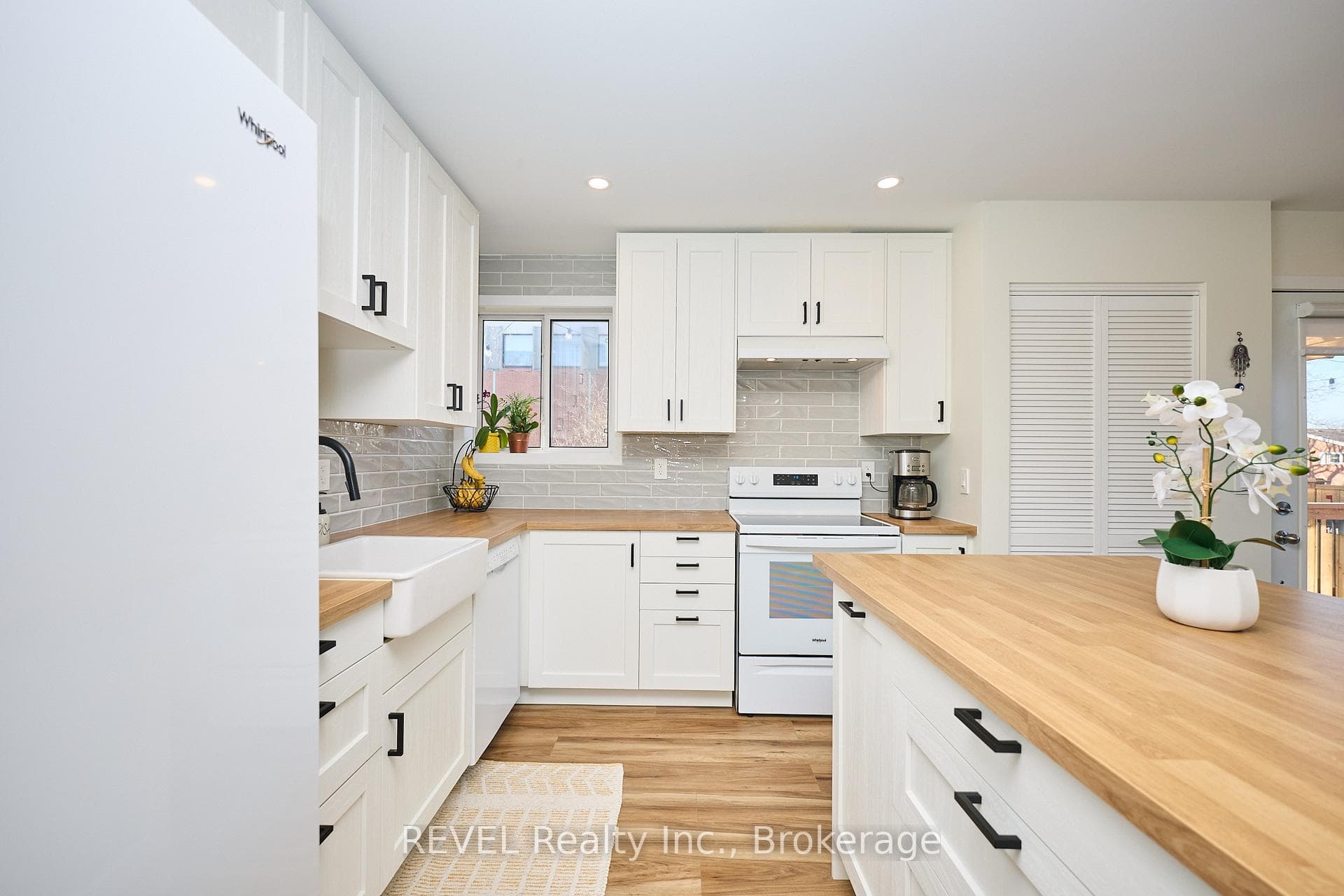 141 Douglas Street photo 3