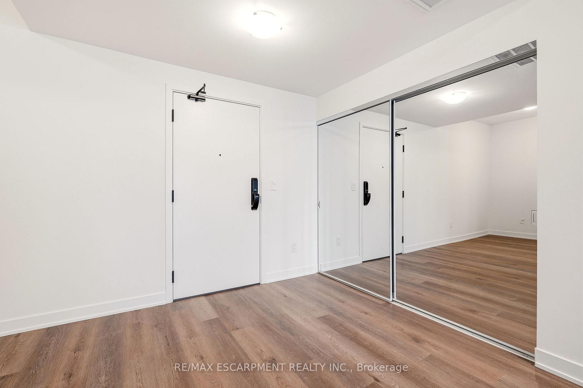 2075 Lakeshore Road Unit 1106 photo 2