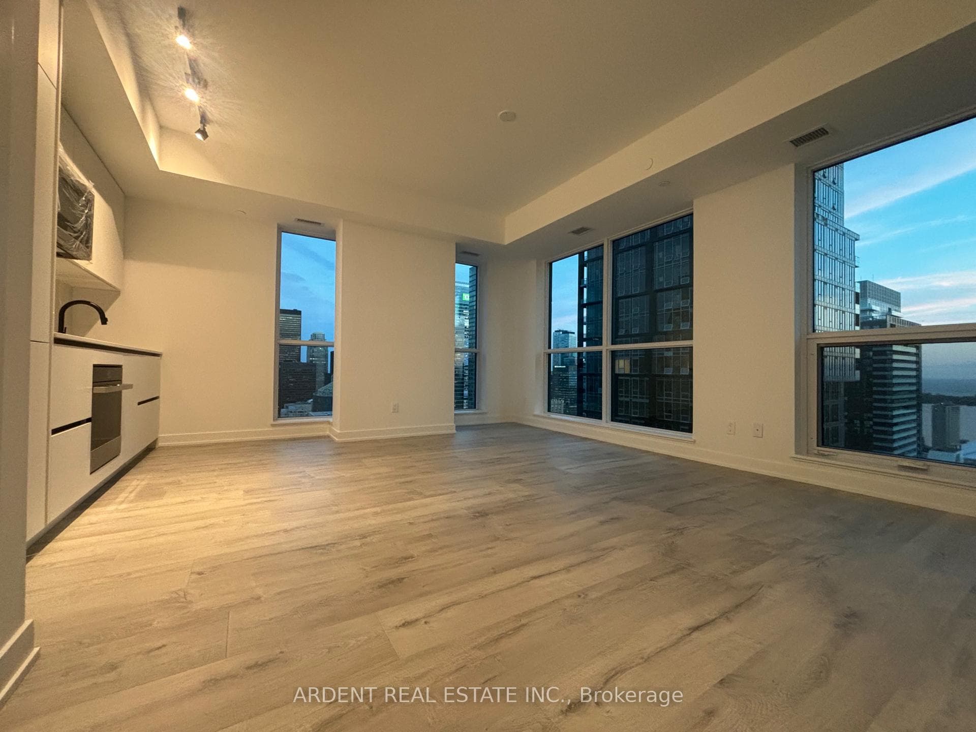 327 King Street Unit 3902 photo 8