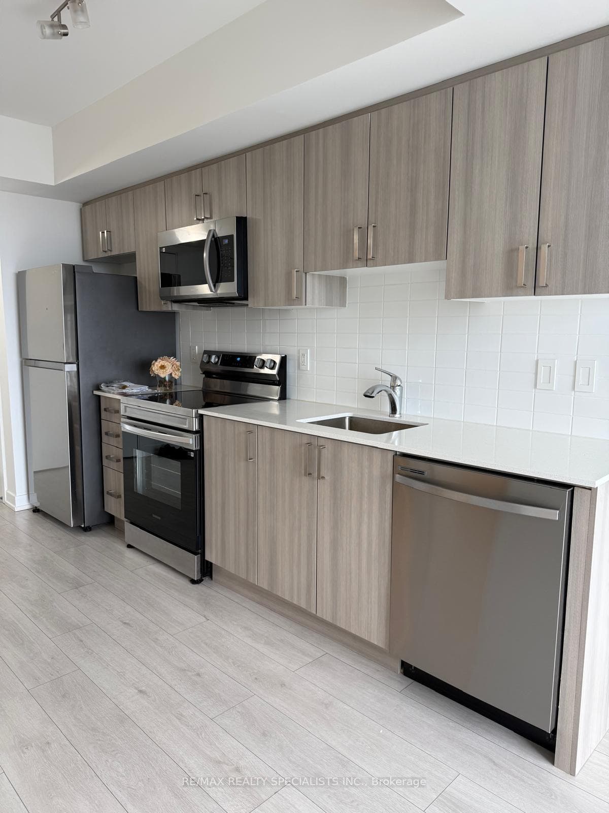 556 Marlee Avenue Unit 814 photo 1