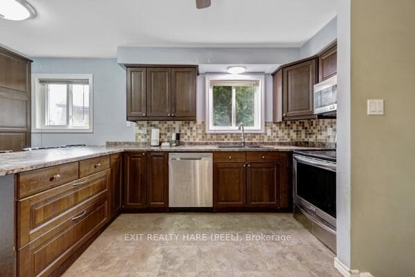16 Lynwood Court photo 3