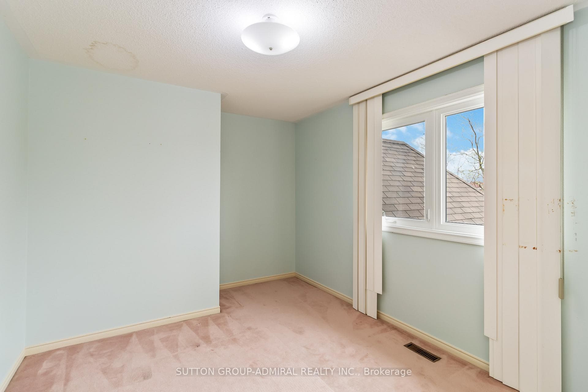 70 NEVILLE Crescent photo 24