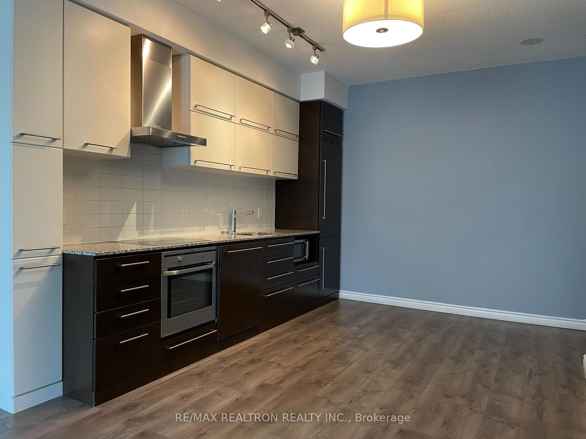 770 Bay Street Unit 305 photo 9