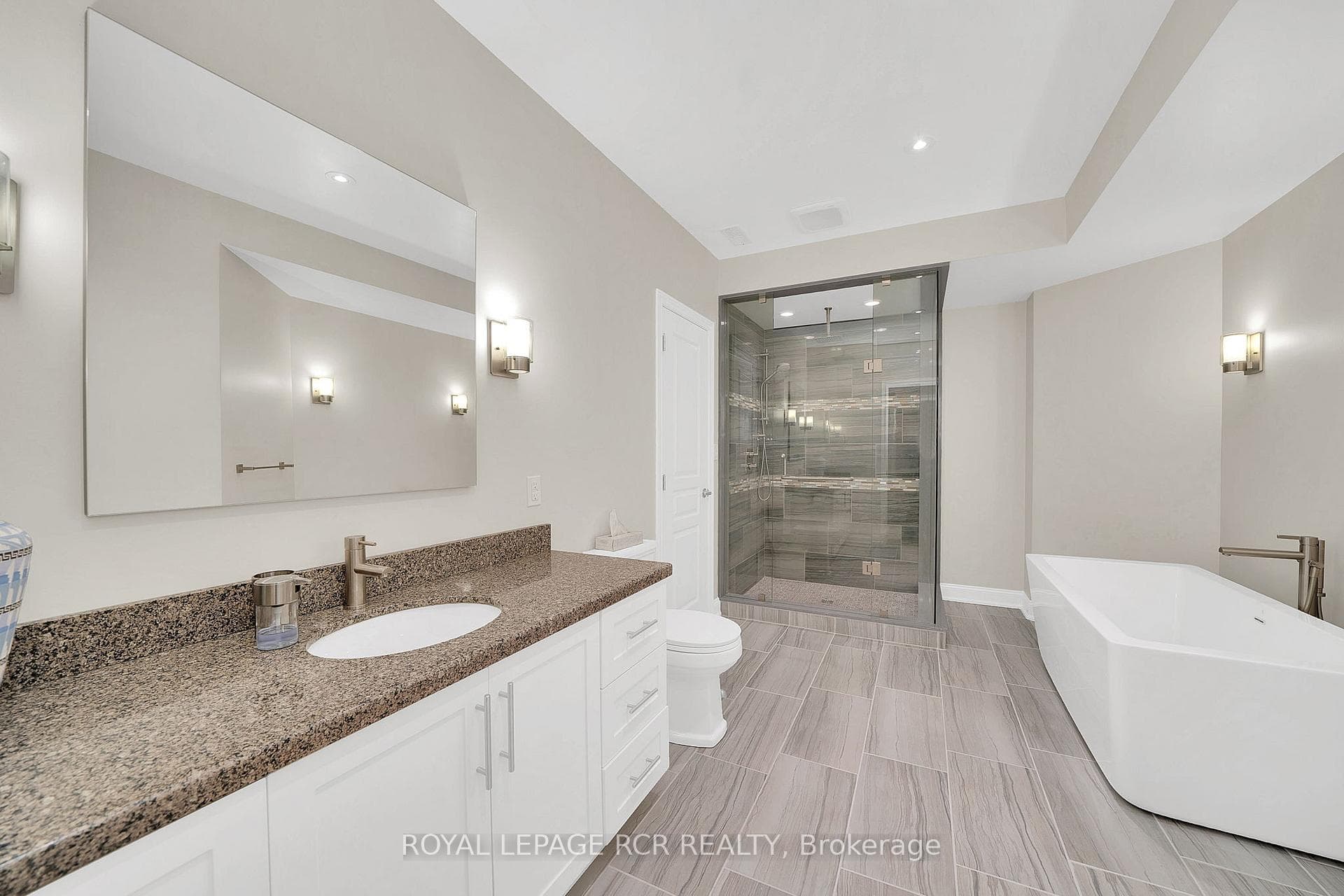 Lower Level -4-piece Washroom