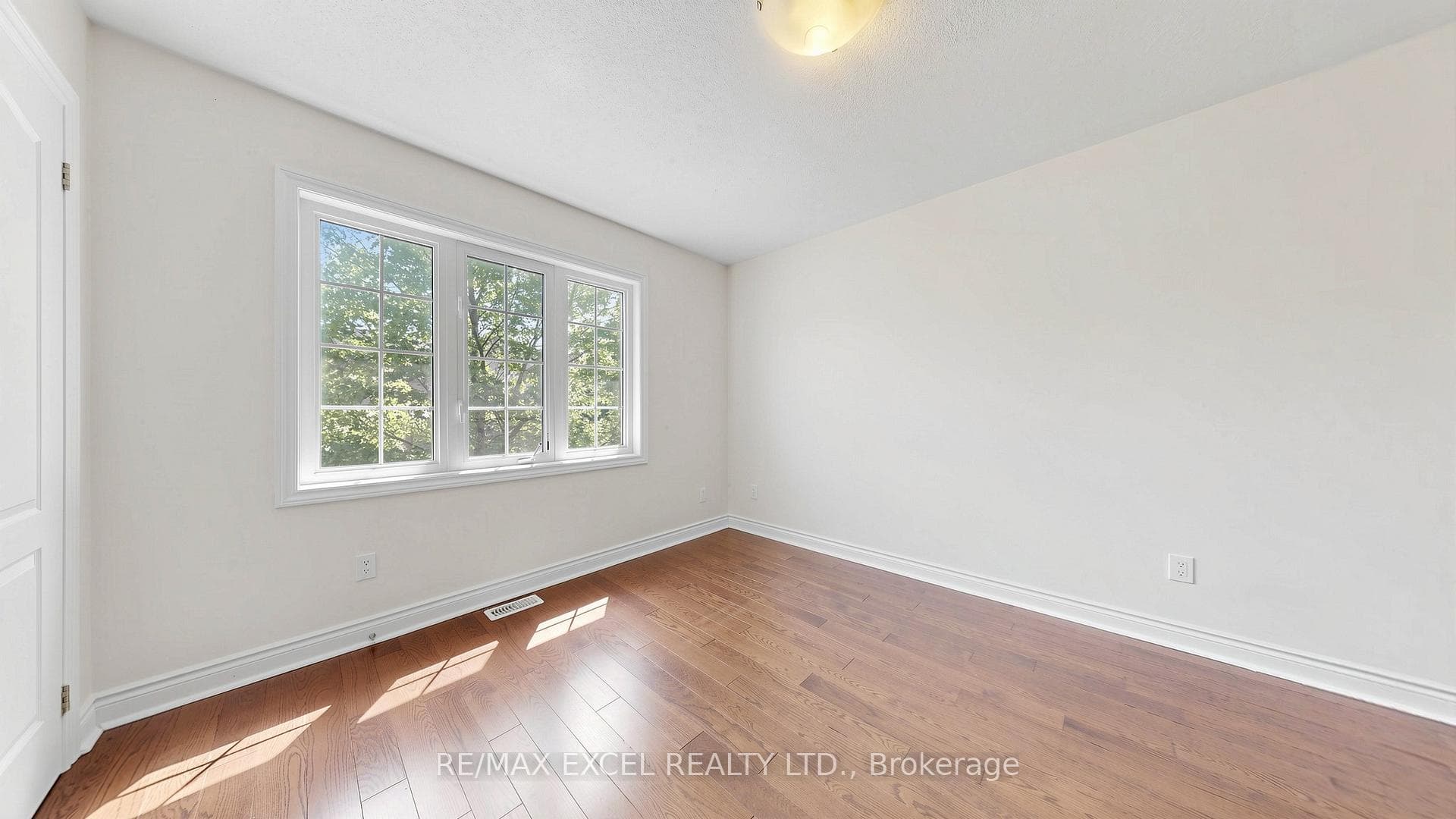 1062 Blackhall Crescent photo 34