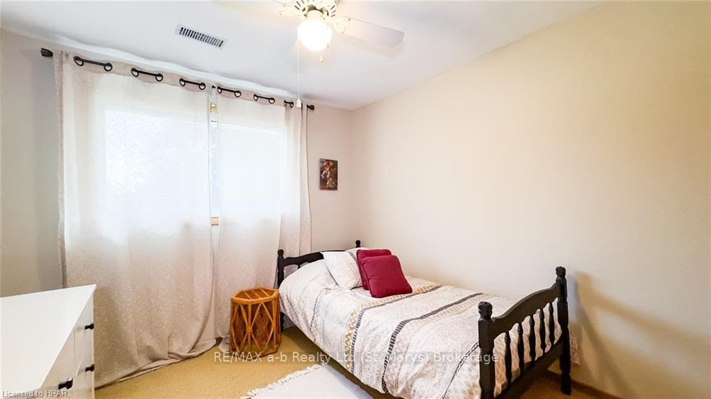 3 SPARLING Crescent photo 33