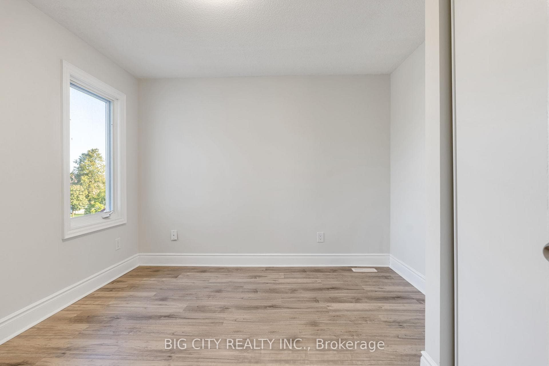 828 Cardington Street photo 35
