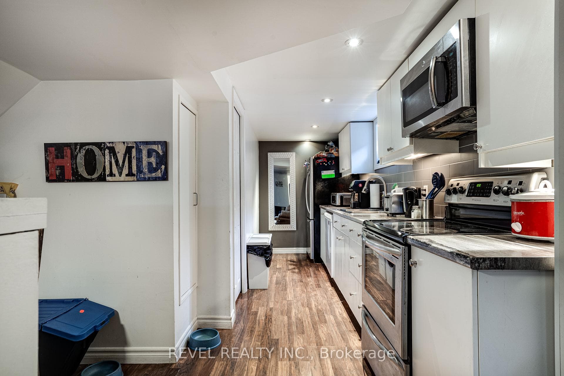 552 Roxborough Avenue photo 23