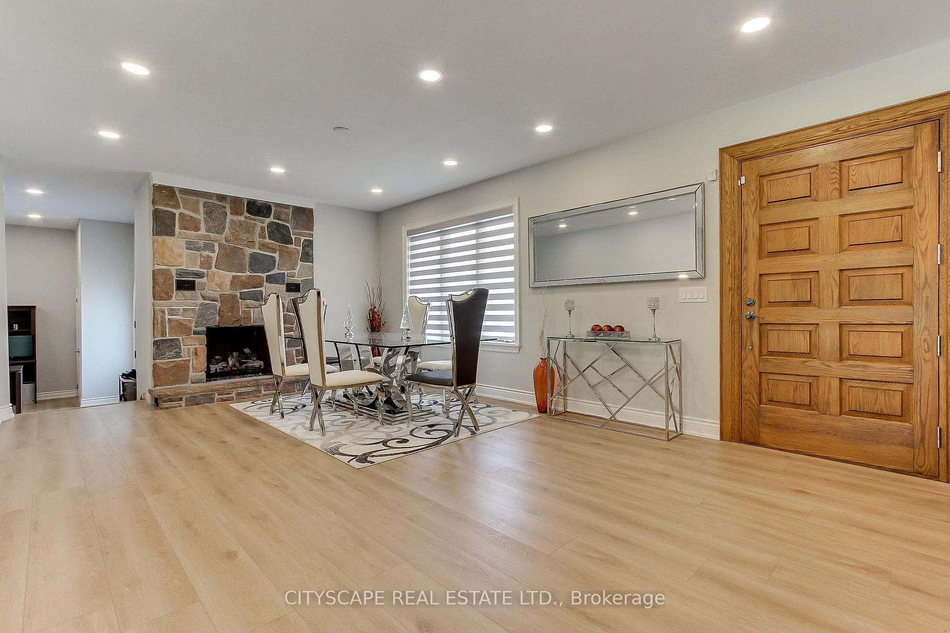 1543 Indian Grove photo 3