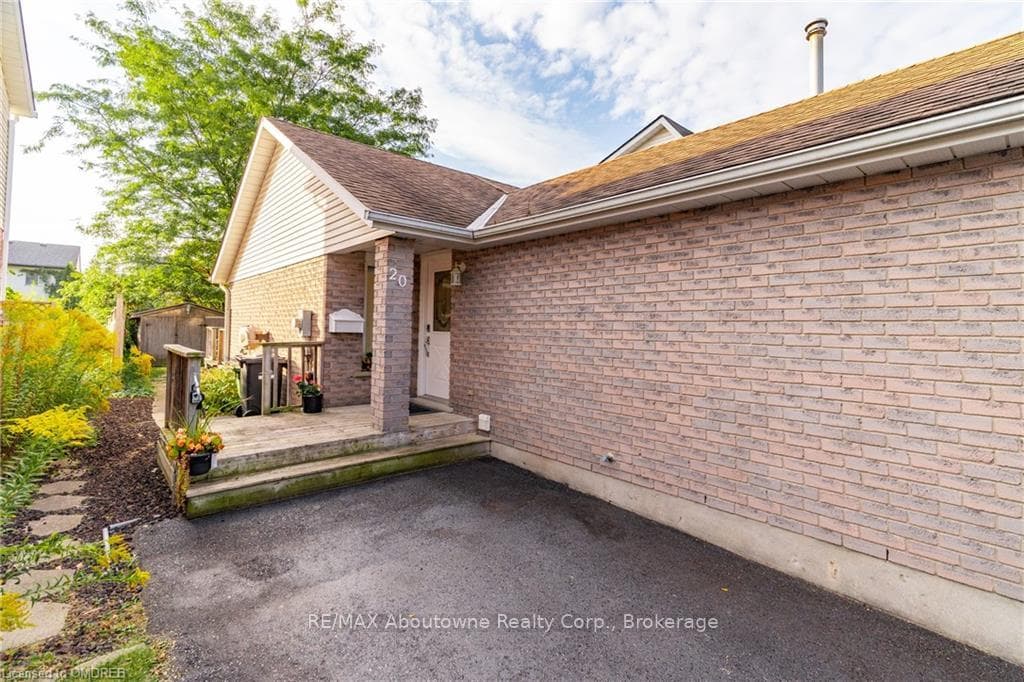 20 MOSS Place photo 3
